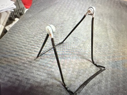 NEW Wire Easel. 12XBID