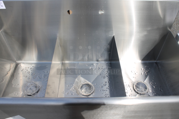 BRAND NEW SCRATCH AND DENT! Stainless Steel Commercial 3 Bay Sink. Bays 16x21 - Image 2 of 3