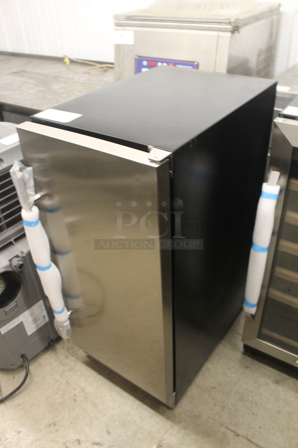 BRAND NEW SCRATCH AND DENT! Danby DIM32D1BSSPR Black Undercounter Ice Maker With Stainless Steel Door. 115V. Tested And Working!  - Image 3 of 5