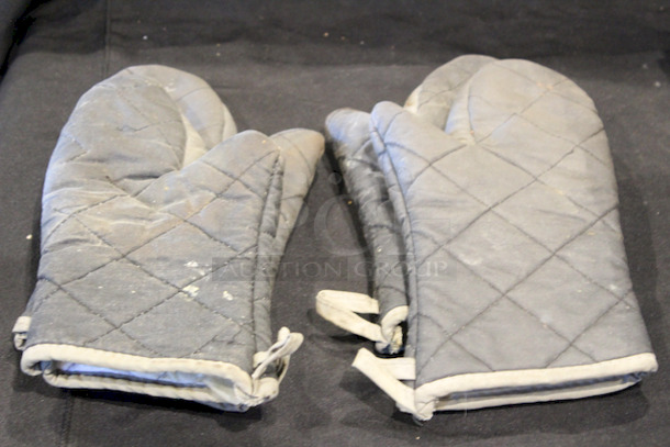 2 Pairs of Oven Mitts.
2x Your Bid - Image 2 of 2