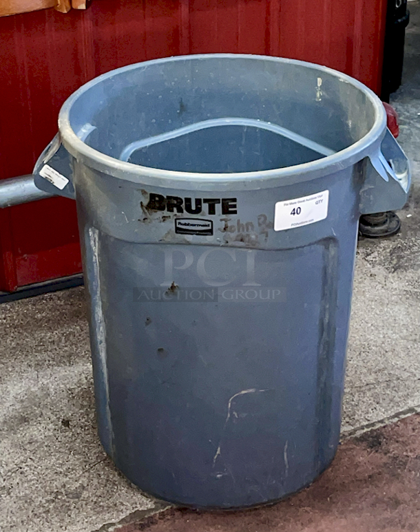 CLEAN! Rubbermaid Brute 55-Gallon Trash Can. - Image 2 of 3
