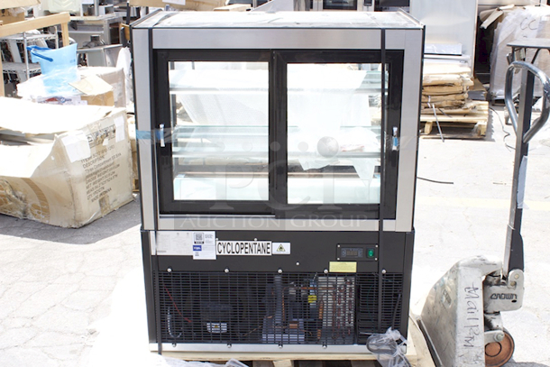 BRAND NEW SCRATCH & DENT! Avantco BC-36-HC 36" Curved Glass Black Refrigerated Bakery Display Case. 115V Tested. In Working Condition. 
SN:1447601010008 Glass Is Damaged. 
 - Image 7 of 9