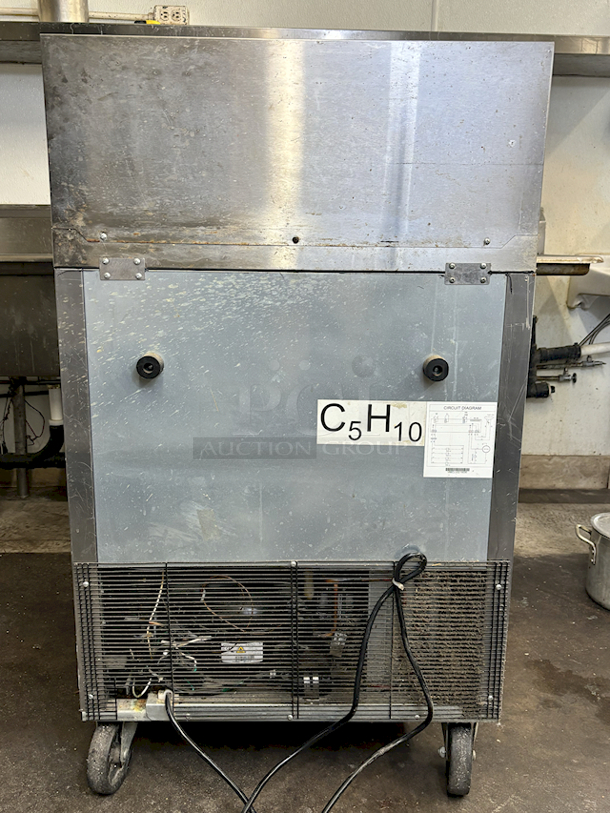 CERTIFIED WORKING! US Refrigeration USSMV-28 Mega Top Refrigerator Stocked Full Of 1/6 Pans. On Commerical Casters. Gets Down To & Holds Temperature Between 33-45* F. 115v. 28x37x48 - Image 7 of 8