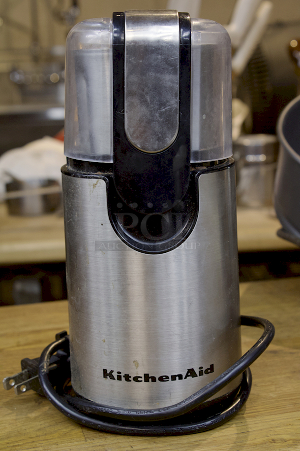 KitchenAid BCG211OB Coffee and Spice Grinder, Onyx Black Includes: (1) Grinder, (1) Coffee grind bowl, (2) Spice grind bowl, (1) Shaker lid, (4) Airtight storage lid, (2) Large Bowls (1) Switch Extender - Image 3 of 5