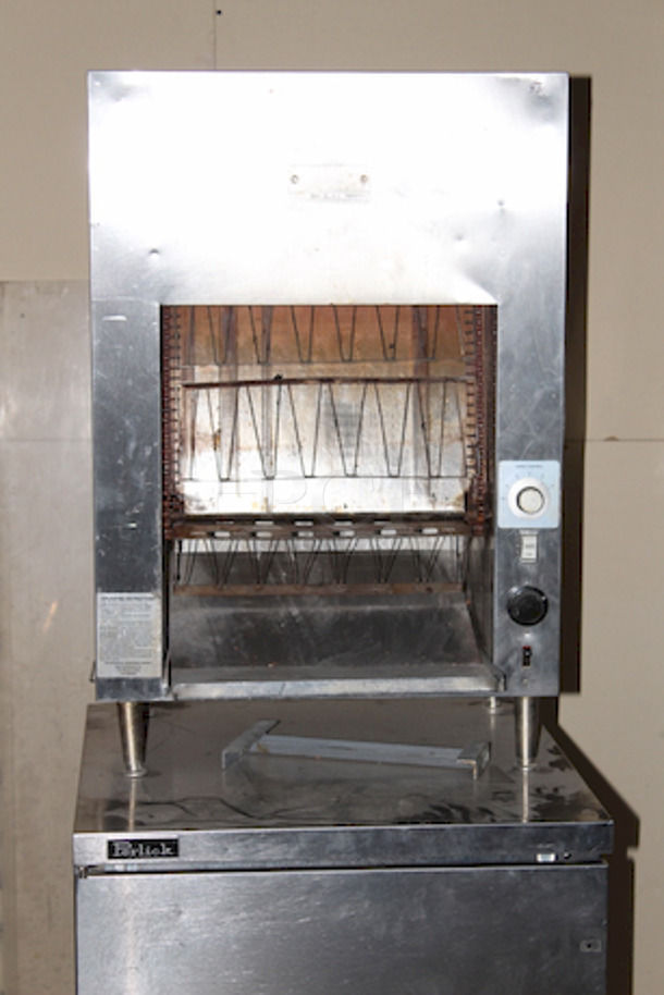 LIGHTLY USED! Merco Savory Conveyor Toaster Model C40VS, 208V 22x15x33-1/4.
Tested. Working.
