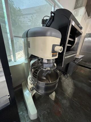 HOBART LEGACY HL661 60 QUART MIXER W/ BOWL, BOWL GUARD, AND HOOK ATTACHMENT