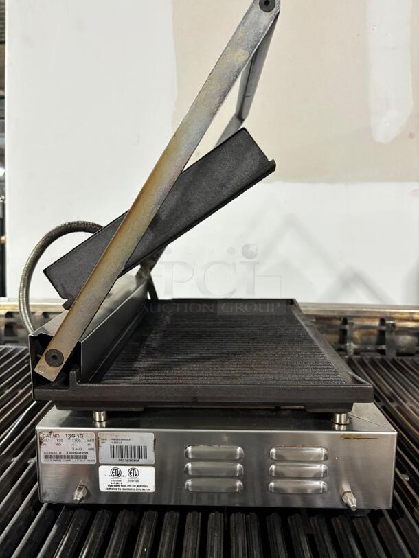 Cecilware TSG-1G Single Panini Sandwich Grill with Grooved Surfaces - 14 1/2" x 10" Cooking Surface - 120V, 1700W
 - Image 4 of 6