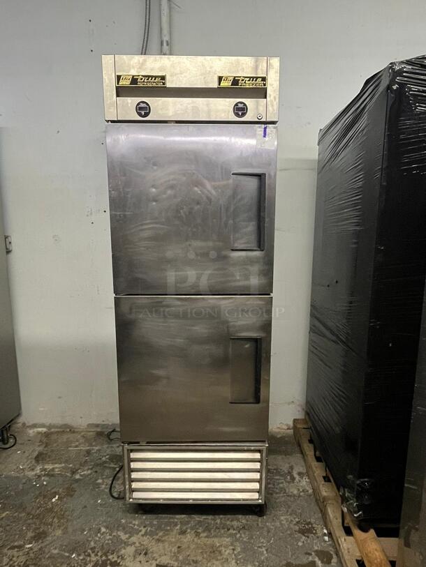 True T-23DT-HC 27" One Section Commercial Combo Refrigerator Freezer - Right Hinge Solid Doors, Dual Temp, 115v
 - Image 1 of 8