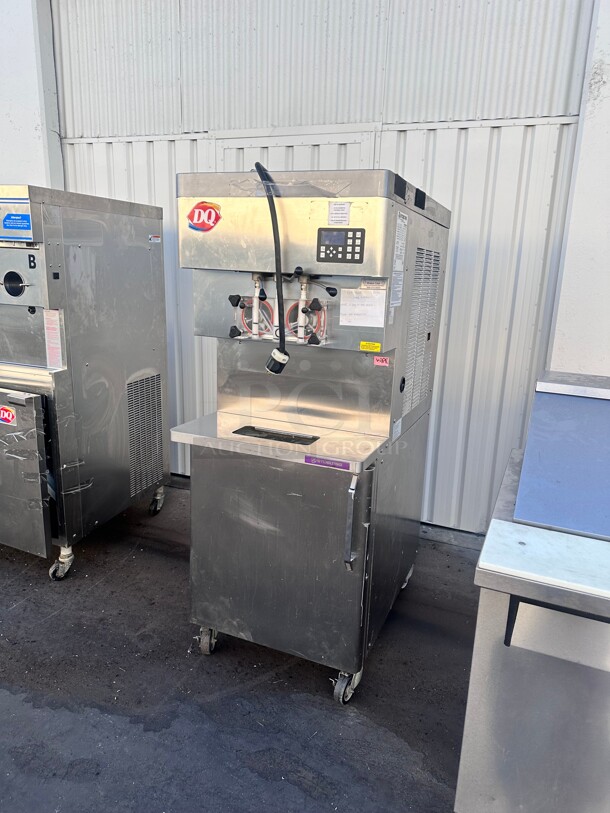 Stoelting U431 Pressure-Fed Twin Twist Soft Serve/Frozen Yogurt Machines 220 Volt 1 phase Working - Image 2 of 10