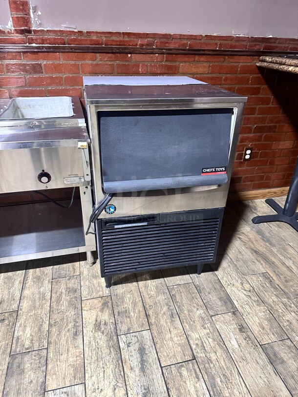 Late Model Hoshizaki KM-161BAJ 23 3/4W Crescent Cube Undercounter Ice Machine - 163 lbs/day, Air Cooled, ADA Wokring - Image 2 of 7