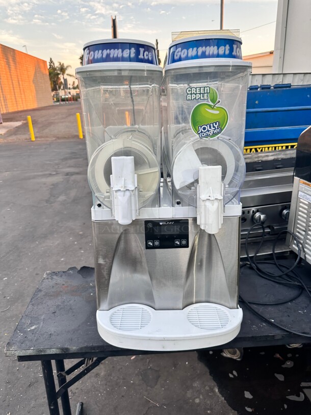 Bunn 58000.0015 Ultra 2 White and Stainless Steel Double 3 Gallon Slushy Machine - 120V Tested and Working - Image 2 of 8