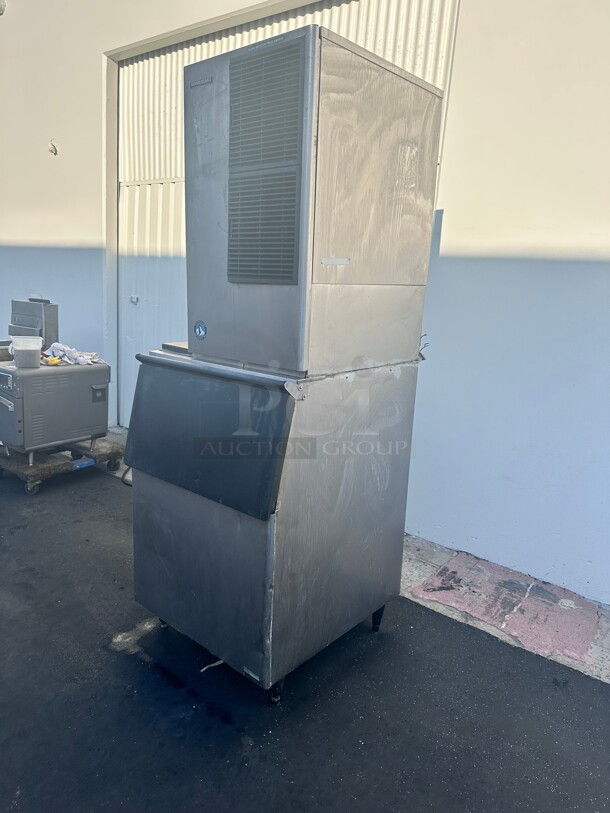 Certified Working Hoshizaki KM-650MAH 650 lb Crescent Cube Ice Machine w/ Bin - 600 lb Storage, Air Cooled, 220v - Image 7 of 9