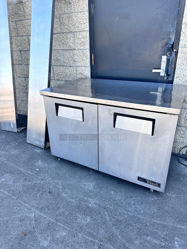 Late Model True TUC-48F-HC 48 inch W Undercounter Freezer w/ (2) Sections & (2) Doors, 115v Working - Image 4 of 8