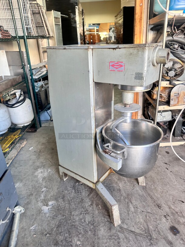 Intedge Commercial Heavy Duty 30 Qt Dough Mixer 115 Volt Tested and Working - Image 5 of 8