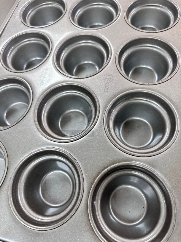 Chicago Metallic 43555 Large Crown Muffin Pan, Makes (12) 3 1/2" Muffins, - Image 4 of 8