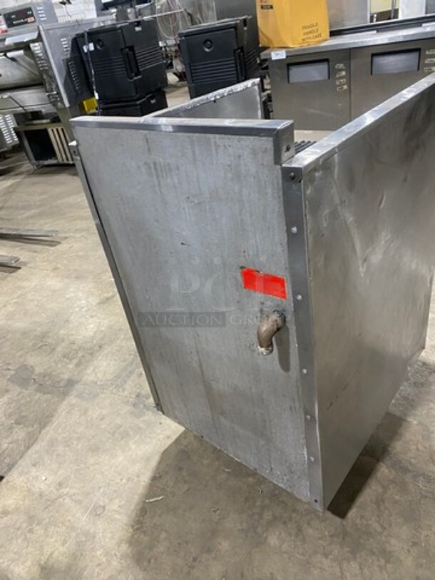 MagiKitch'n Commercial Natural Gas Powered Char Grill! With Back And Side Splashes! With Shelf Storage Space Underneath! All Stainless Steel! Model: FMRMB24 SN: 99119445 - Image 3 of 10