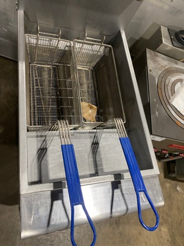 Apexra Commercial Natural Gas Powered Deep Fat Fryer! With 2 Metal Frying Baskets! All Stainless Steel! On Legs! Model: APX340N - Image 5 of 9