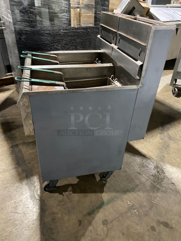 Pitco Frialator Commercial Natural Gas Powered 2 Bay Deep Fat Fryer! With Back Splash! With 4 Metal Frying Baskets! All Stainless Steel! On Casters! - Image 3 of 10