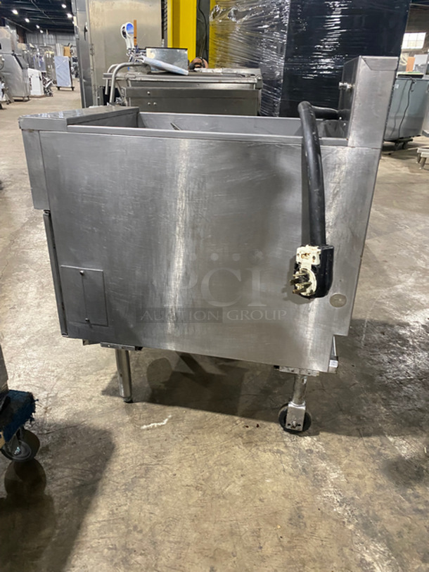 Pitco Frialator Commercial Electric Powered Deep Fat Fryer! With Backsplash! All Stainless Steel! Front Legs And Back Casters! Model: SEF184 SN: E08FA018388 208V 60HZ - Image 3 of 9