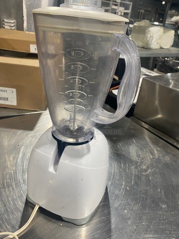 Oster Simple Blend Countertop Blender! With 1.5L Pitcher And Lid! - Image 3 of 8