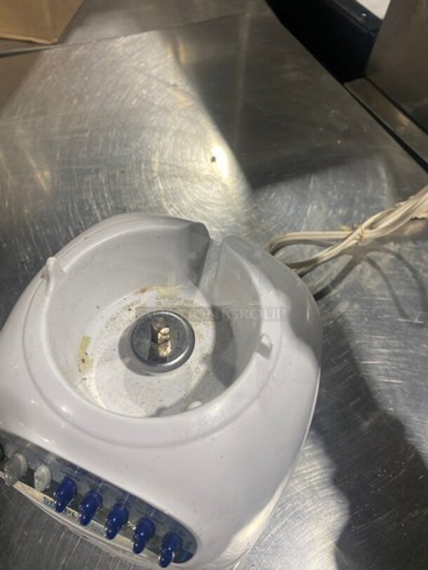 Oster Simple Blend Countertop Blender! With 1.5L Pitcher And Lid! - Image 8 of 8