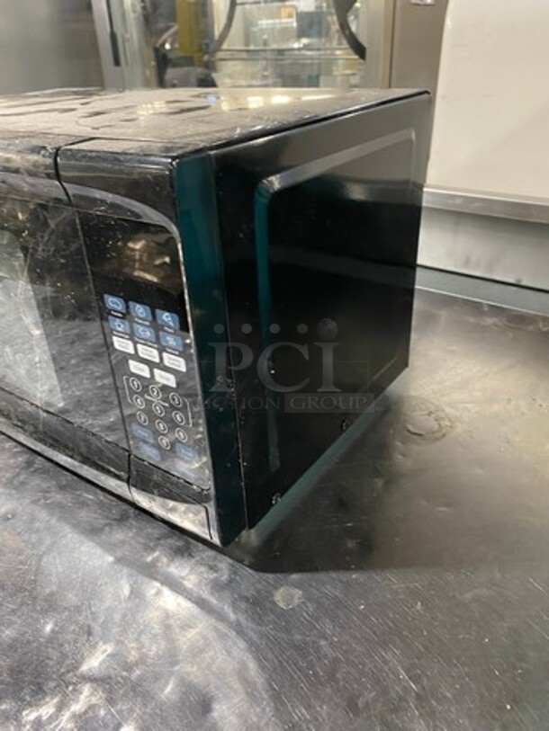 LATE MODEL! 2019 Sunbeam Countertop Microwave Oven! Model: SGS10702 120V 60HZ 1 Phase - Image 3 of 8
