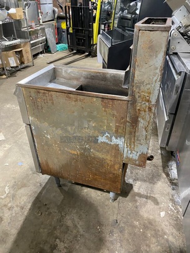 PITCO Frialator! Stainless Steel Commercial Natural Gas Deep Fat Fryer W/ Side Splash And Backsplash! On Legs! - Image 3 of 8