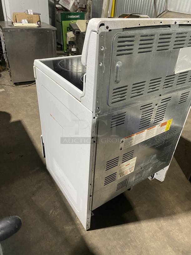  Electric Powered 4 Burner Stove! With Full Size Oven Underneath! Model: FFEF3018LWE SN: VF15058348! Working When Removed! On Legs! - Image 4 of 11