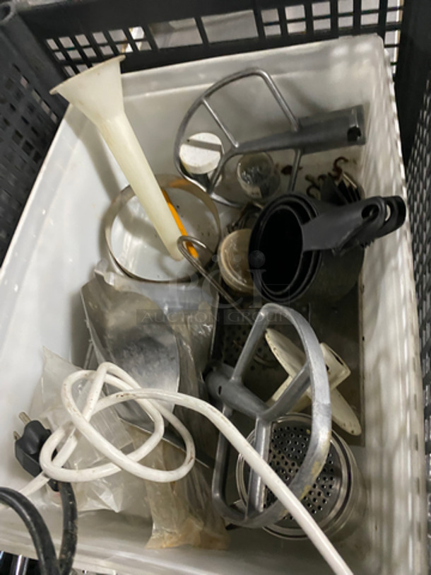 ALL ONE MONEY! MISCELLANEOUS ITEMS! Includes Baking Mold, Handheld Mixer, And More! - Image 5 of 5