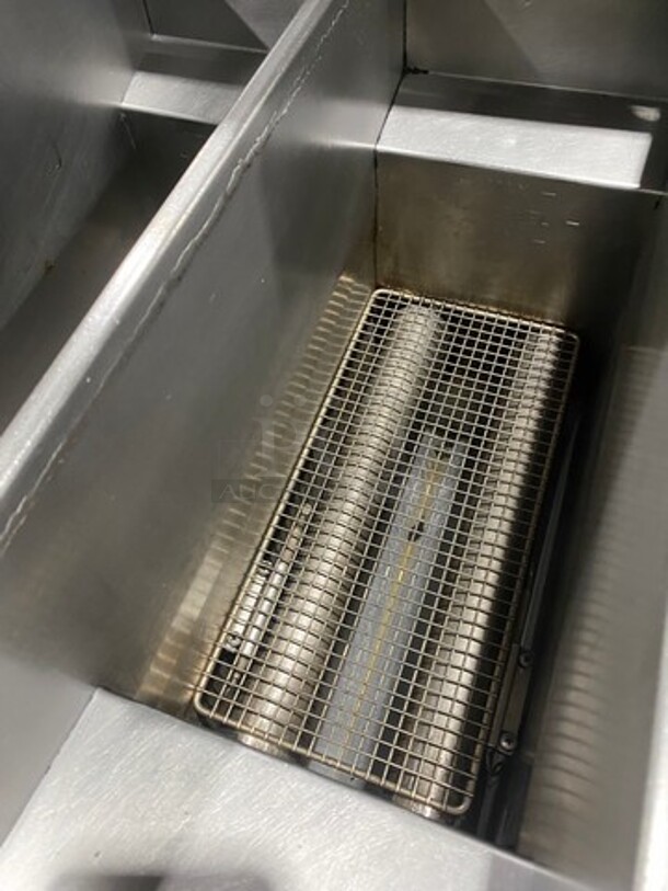 Pitco Commercial Natural Gas Powered Deep Fat Fryer! With 2 Metal Frying Baskets! All Stainless Steel! On Legs! - Image 6 of 9