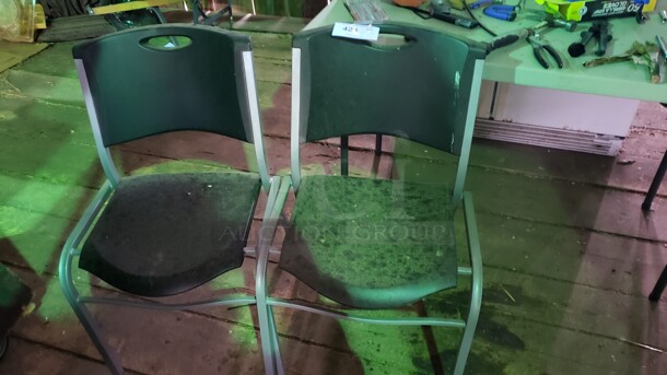 Lot of 2 Chairs 

(Location 3)