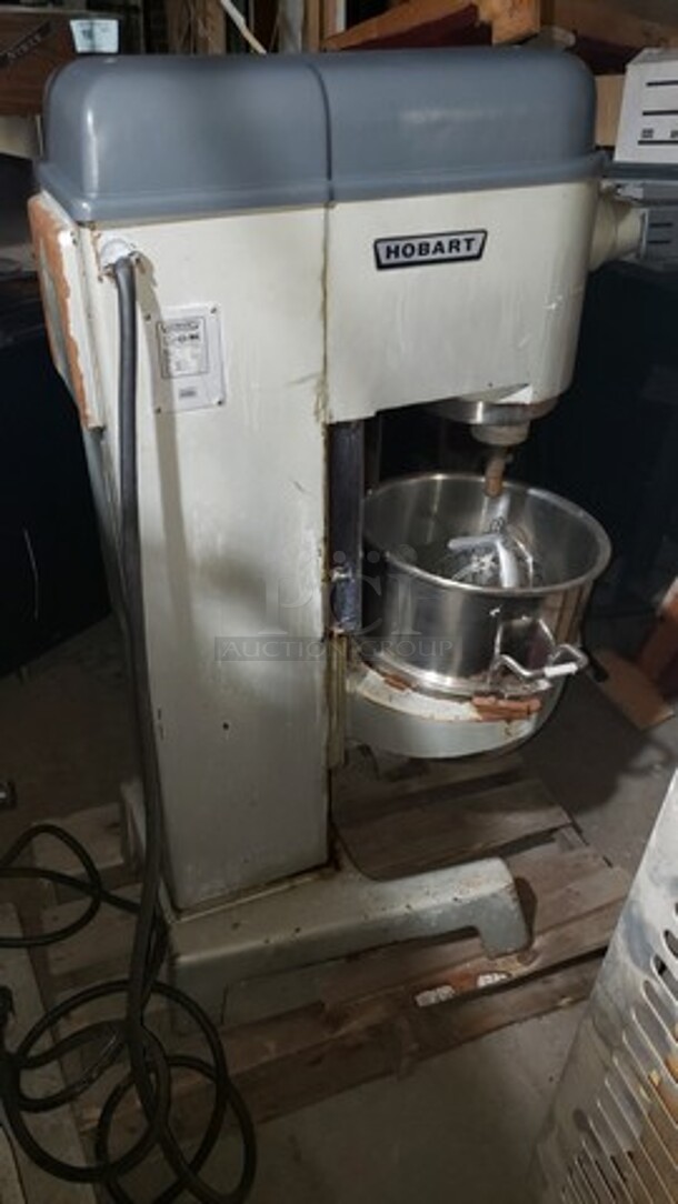 Hobart D330- 40-quart mixer with bowl, hook, and whisk- Working- 120v single Phase - Image 2 of 5