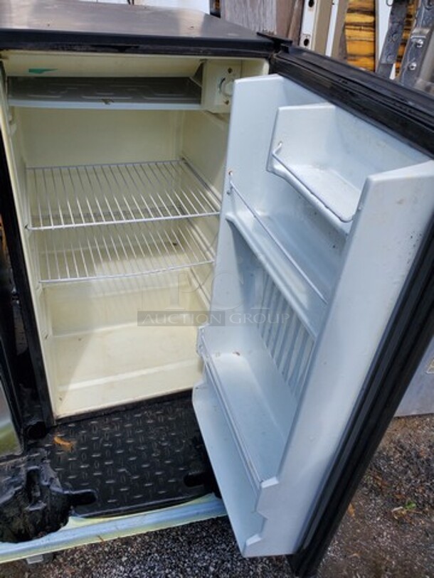 Whirlpool Mini Fridge! - Image 2 of 6