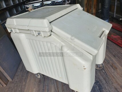 Cambro SlidingLid Black Mobile Ice Bin  125 lb 31 1/2"L x 23"W x 29