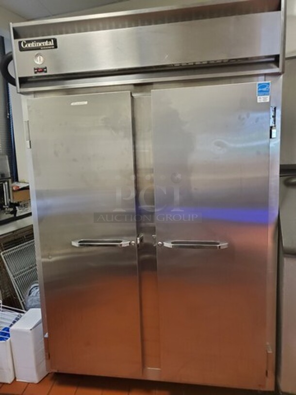 Continental 2R 2 Solid Door refrigerator on caster! 115V (Unknown condition) - Image 4 of 4