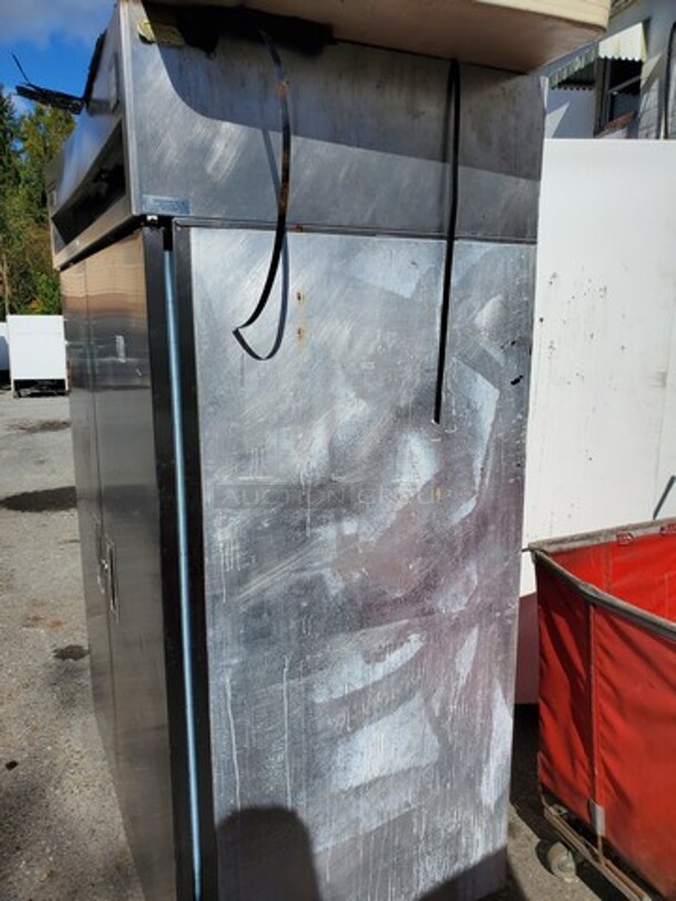 Delfield 6051-S Two Section Reach-In Refrigerator on Casters!
115 V
60 Hz - Image 3 of 7