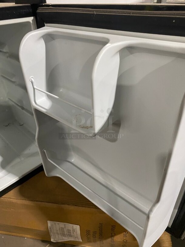 Culinair Stainless Steel Countertop Mini Refrigerator! Model: AF100S - Image 5 of 7