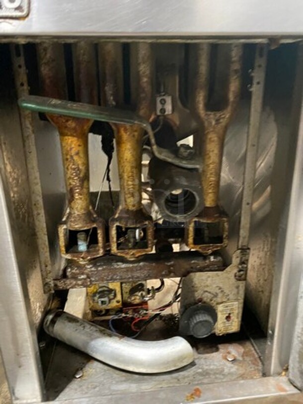 Pitco Frialator Commercial Natural Gas Powered Deep Fat Fryer! With Single Frying Basket! All Stainless Steel! On Legs! Model: 40CSS SN: G05AB050486 - Image 7 of 9