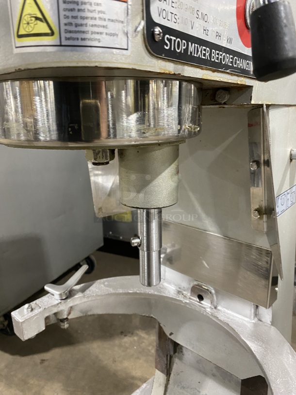 2015 Omcan SP300A Metal Commercial Floor Style 30 Quart Planetary Dough Mixer w/ Stainless Steel Bowl Whisk and Paddle Attachments! Eletric Powered! 110 Volts, 1 Phase SN:19010300566 21x26x46! Tested and Working! - Image 7 of 8