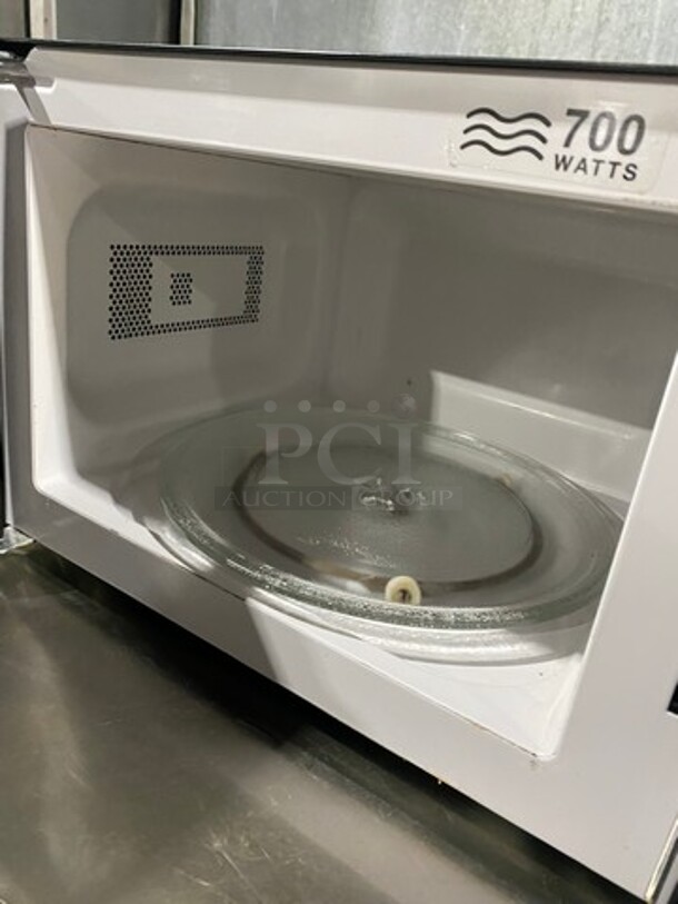 Walmart Countertop Microwave! Model: EM720CGAB 120V - Image 6 of 8