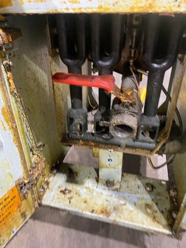 Qualite Commercial Natural Gas Powered Deep Fat Fryer! With Backsplash! With 2 Metal Frying Baskets! All Stainless Steel! Model: QL9NG - Image 7 of 9