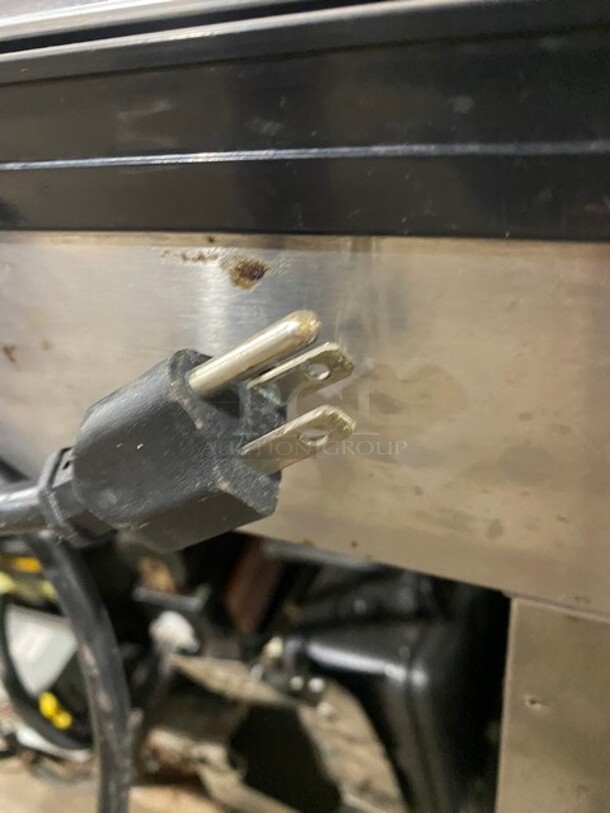 WOW! Leader Commercial Refrigerated Curved Glass Bakery/Deli Display Case Merchandiser! With 2 Stainless Steel Shelves! With Rear Sliding Door Access! 115V 1 Phase! Model: RHDL72 S/C SN: PT10m1682a! - Image 8 of 8