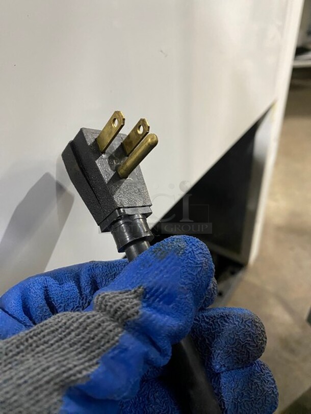 True! 2 Door Glass Reach In Cooler Merchandiser! Model GDM-49 Serial 7949024! 115V 60HZ 1 Phase! - Image 7 of 8