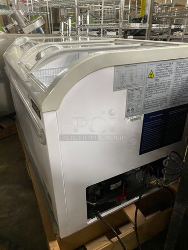 SCRATCH-N-DENT! Dukers Commercial Chest Freezer Showcase Merchandiser! With 2 View Through Sliding Top Doors! With Poly Coated Baskets! Powers On, Doesn't Go Down To Temp! Model: WD500Y SN: 0151000DUK200911201000936 115V 60HZ 1 Phase - Image 2 of 12