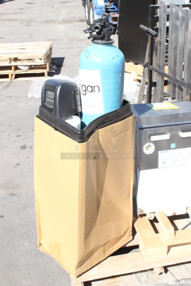 BRAND NEW SCRATCH & DENT! Corrigan FS032KFT Water Softener System - 21 GPM, 32,000 Grain Capacity. Top of the unit is Broken/Disconnected  - Image 2 of 4