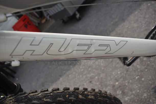 Huffy V-Luxe White And Black 7-Speed Bike. - Image 3 of 9