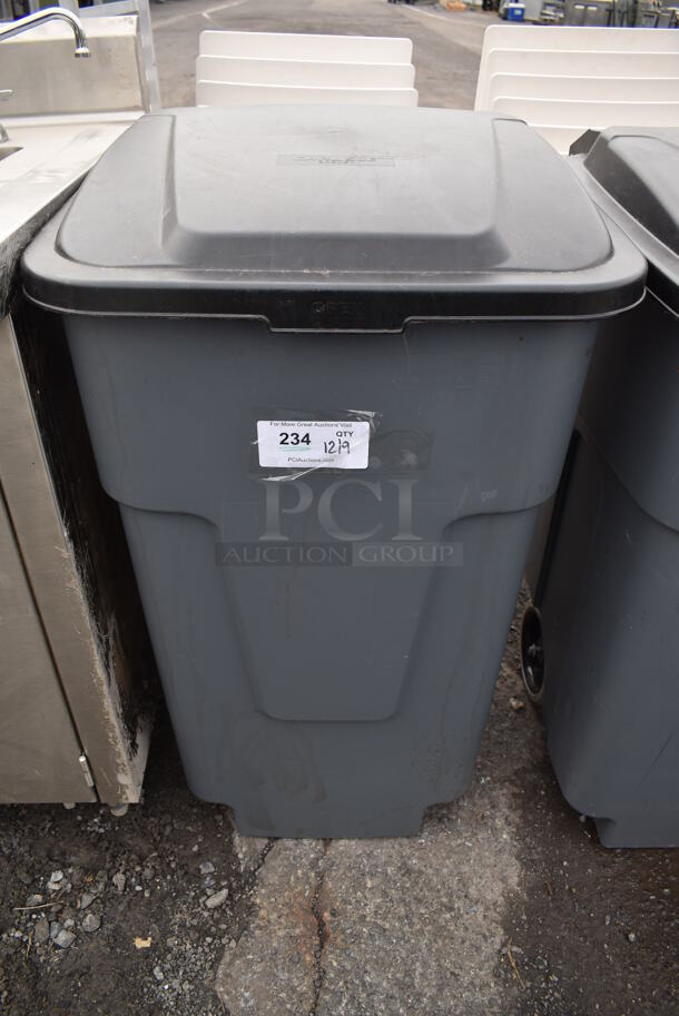 Carlisle 345050 Poly Trash Can. 23x28x39