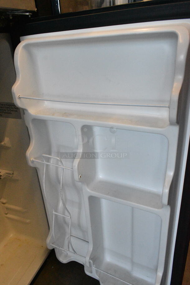 General Electric GE WMR04BAPBB Mini Cooler. 115 Volts, 1 Phase. Cannot Test Due To Cut Power Cord - Image 3 of 4