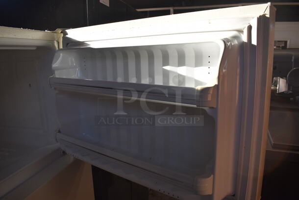 General Electric GTS15BCRFRCC Metal Cooler Freezer Combo Unit. 110-127 Volts, 1 Phase. 28x29x62. Tested and Working! - Image 4 of 7