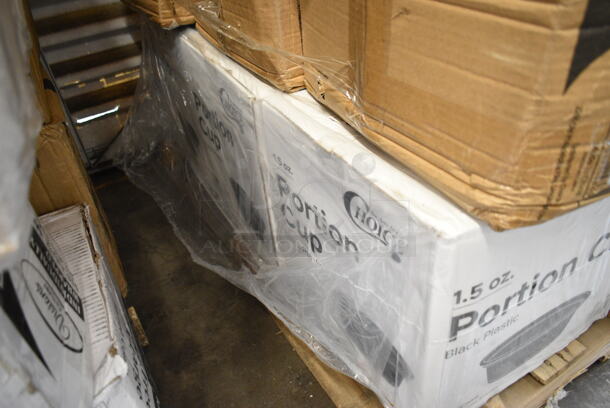 PALLET LOT of 30 BRAND NEW Boxes Including 2 Box 500LFLAT Choice Clear Plastic Flat Lid with Straw Slot - 32 oz. - 500/Case, 2 Box 795PTOKFT3 Choice Kraft Microwavable Folded Paper #3 Take-Out Container 7 3/4" x 5 1/2" x 2 1/2" - 200/Case, Clear Hinged Lid Containers, 2 Choice Black 1.5 oz Portion Cups, 500CC10 Choice 10 oz. Clear PET Plastic Cold Cup - 1000/Case, 2 Box Corrugated White Circles 12", Dinex DX3353IL03 DuraTherm Onyx Insulated 9 oz. Soup Bowl Lid - 48/Case, 2 Box 128HD8COMBO  ChoiceHD 8 oz. Microwavable Translucent Plastic Deli Container and Lid Combo Pack - 240/Case, 2 Box 394365M Medium Noble Gloves, Lavex Black 3946101M Gloves, 2 Box 500CC12 Choice Clear PET Customizable Plastic Cold Cup - 12 oz. - 1000/Case. 30 Times Your Bid! - Image 3 of 12